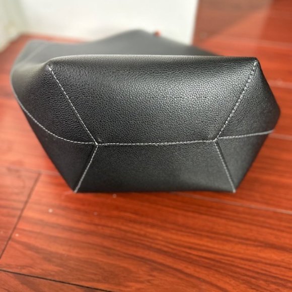 MDBM Black Leather Bucket tote bag and matching pouch - Picture 6 of 11